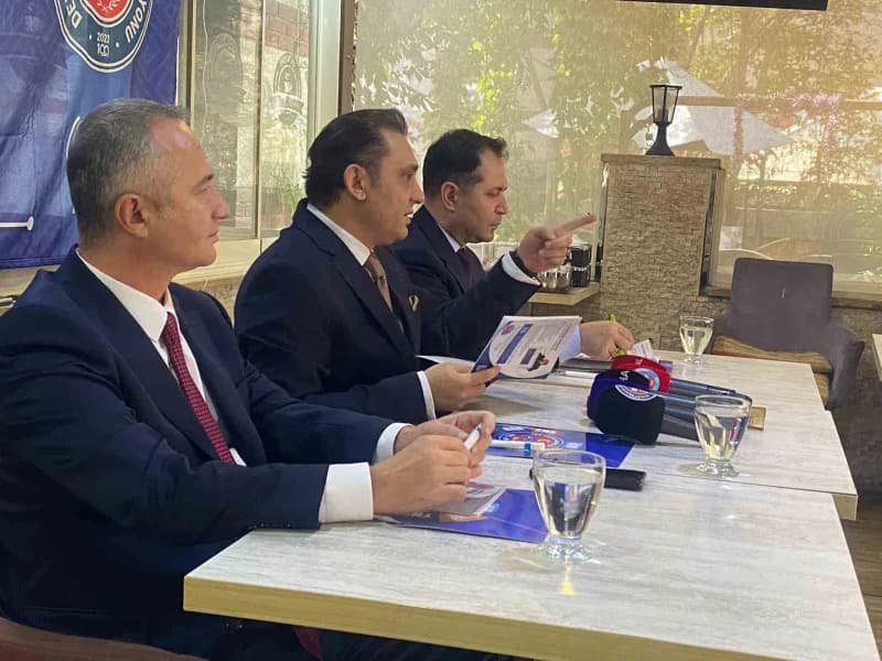 TEÇ-sen Genel Başkanı Ümit Demirel (Ortada) "Raporda 'hayatta kalma bütçesi' ile 'insanca Yaşam bütçesi' arasında bir ay