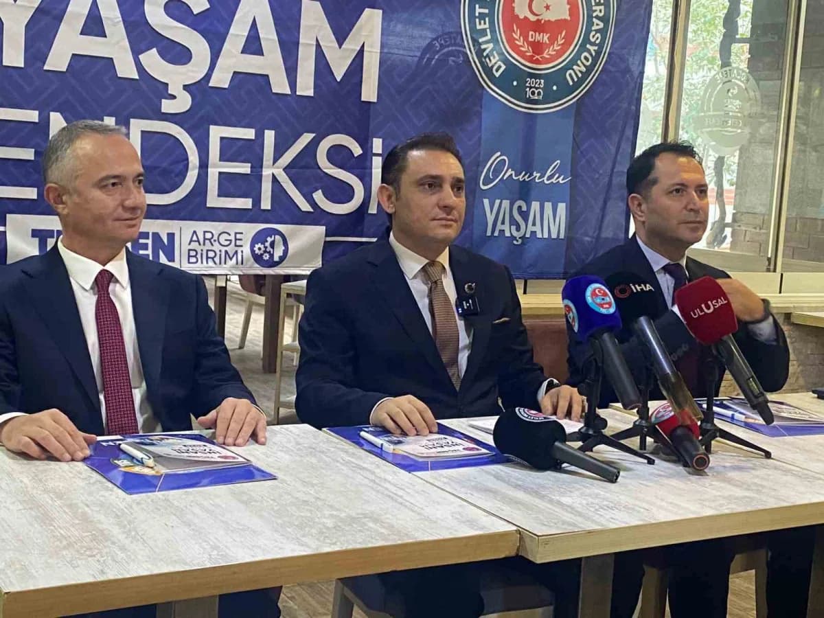 TEÇ-sen Genel Başkanı Ümit Demirel (Ortada) "Raporda 'hayatta kalma bütçesi' ile 'insanca Yaşam bütçesi' arasında bir ay