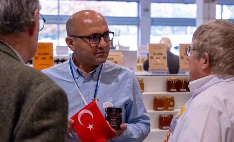 İngiltere'de kazanılan altın madalyayı değerlendiren arıcı Celal Çay (Fotoğrafta), uluslararası yarı
