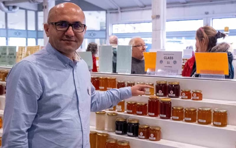 İngiltere'de kazanılan altın madalyayı değerlendiren arıcı Celal Çay (Fotoğrafta), uluslararası yarı