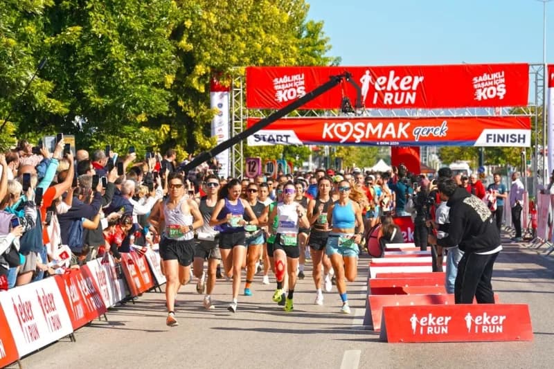 Bursa’da düzenlenen 13. Eker I Run maratonunda koşucular yarışırken büyük coşku yaşanıyor