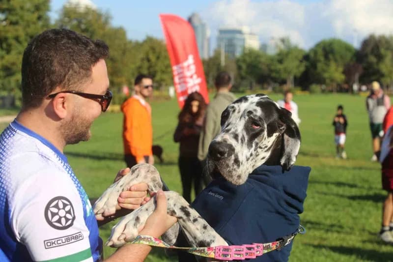 Bursa'da bu yıl 13'üncüsü düzenlenen Eker ı Run kapsamında ilk kez gerçekleştirilen "Köpeğinle Koş" etkinliği, yüzlerce