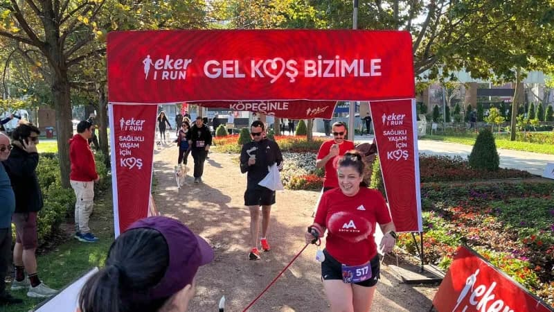 Bursa'da bu yıl 13'üncüsü düzenlenen Eker ı Run kapsamında ilk kez gerçekleştirilen "Köpeğinle Koş" etkinliği, yüzlerce