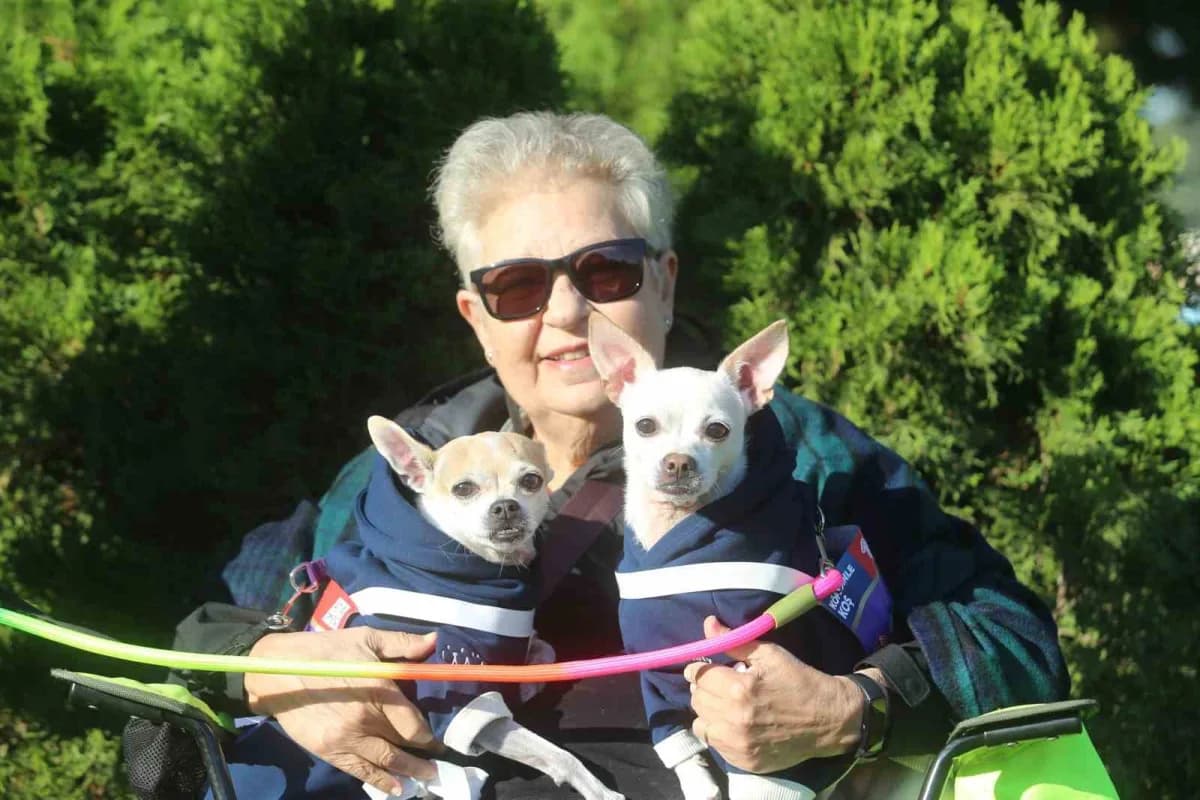 Bursa'da bu yıl 13'üncüsü düzenlenen Eker ı Run kapsamında ilk kez gerçekleştirilen "Köpeğinle Koş" etkinliği, yüzlerce