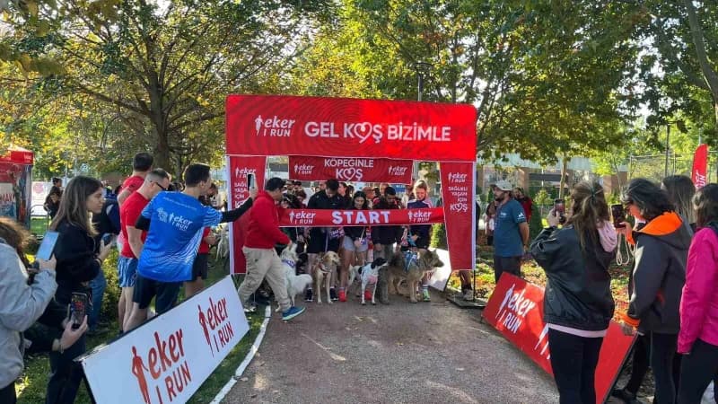 Bursa'da bu yıl 13'üncüsü düzenlenen Eker ı Run kapsamında ilk kez gerçekleştirilen "Köpeğinle Koş" etkinliği, yüzlerce