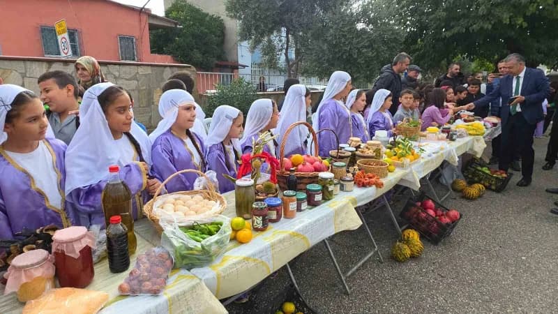 Nazilli İstiklal İlkokulu öğrencileri okul bahçesinde kurdukları ekolojik pazarda yerli ürünlerini