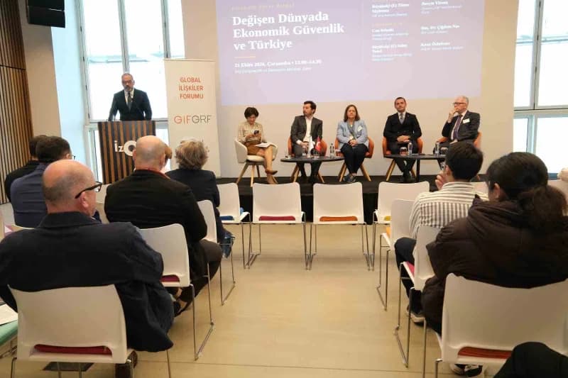 İzmir’de GİF-EGİAD panelinde ekonomik güvenlik ve Türkiye ilişkileri tartışılıyor