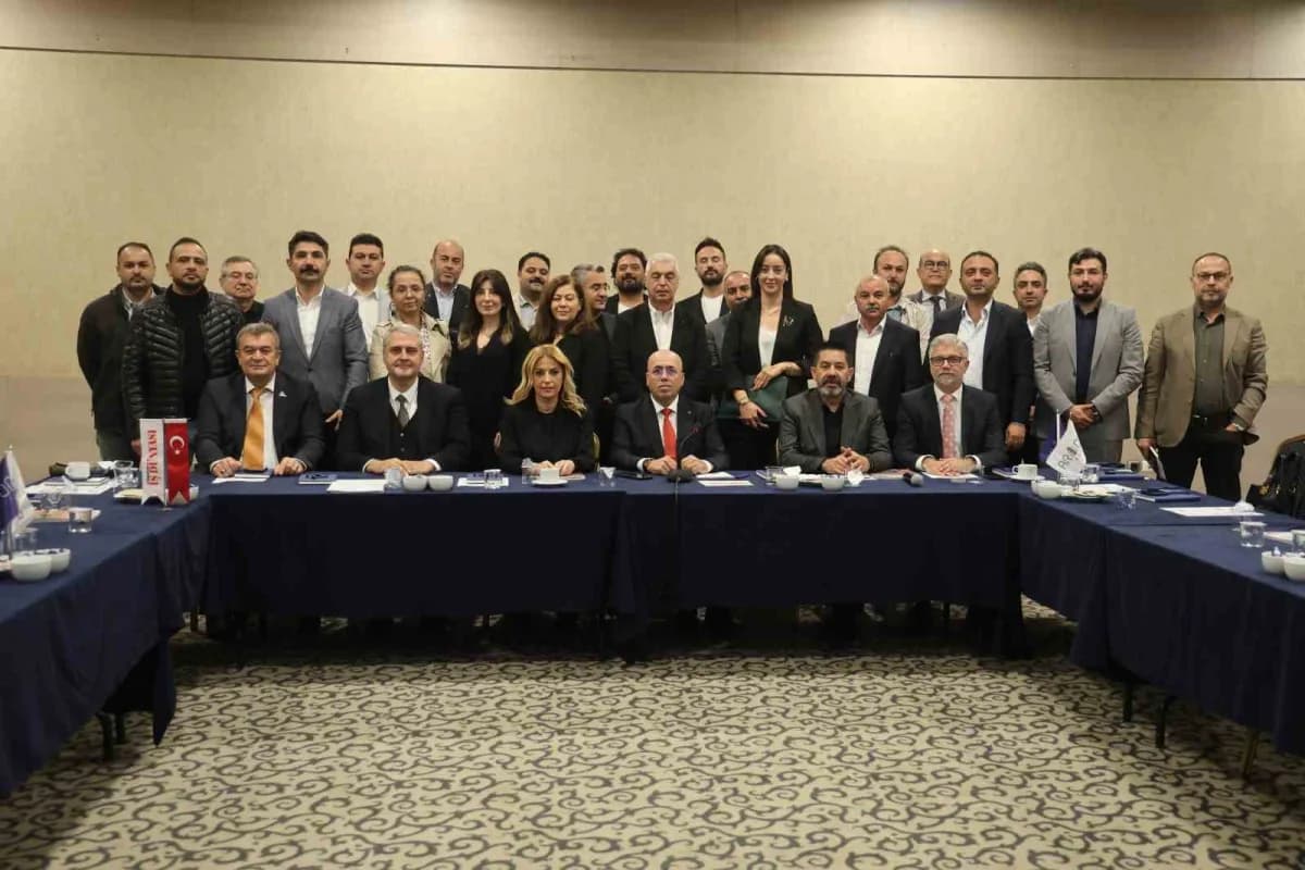 İhlas Medya Grubu bünyesindeki Türkiye'de İş Dünyası Dergisi tarafından düzenlenen Ekonomiye Yön Verenler Zirvesi Konya’