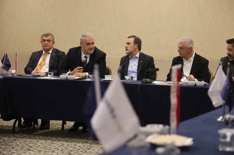 İhlas Medya Grubu bünyesindeki Türkiye'de İş Dünyası Dergisi tarafından düzenlenen Ekonomiye Yön Verenler Zirvesi Konya’
