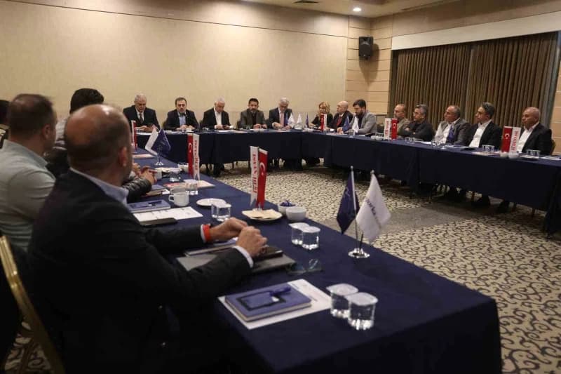 İhlas Medya Grubu bünyesindeki Türkiye'de İş Dünyası Dergisi tarafından düzenlenen Ekonomiye Yön Verenler Zirvesi Konya’