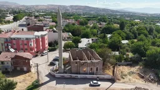 Elazığ’da 300 yıllık tarihi Aksaray Cami’nin harabe haline gelmiş dış görünümü