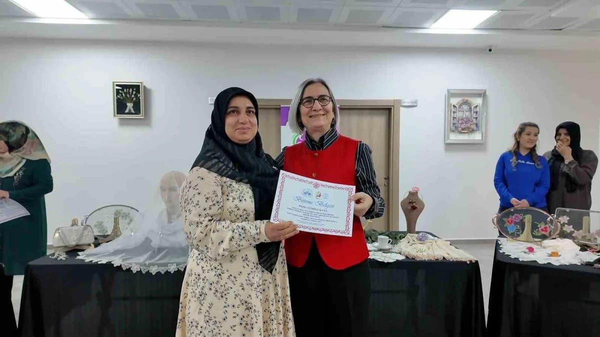 Elazığ Belediyesince yürütülen "Boncuklu İğne Oyası" kursunu başarıyla tamamlayan kadınlar sertifikalarını aldı.