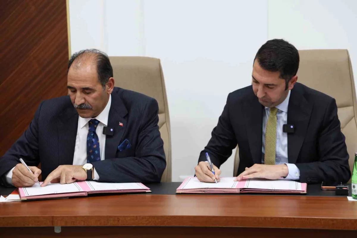 Elazığ Gençlik ve Spor İl Müdürlüğü ile İl Milli Eğitim Müdürlüğü arasında iş birliği protokolü imzalanırken yetkililer
