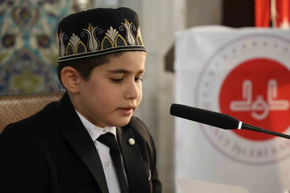 Elazığ’da düzenlenen Kur’an-ı Kerim’i Yüzünden Güzel Okuma Bölge Finali programından bir kare