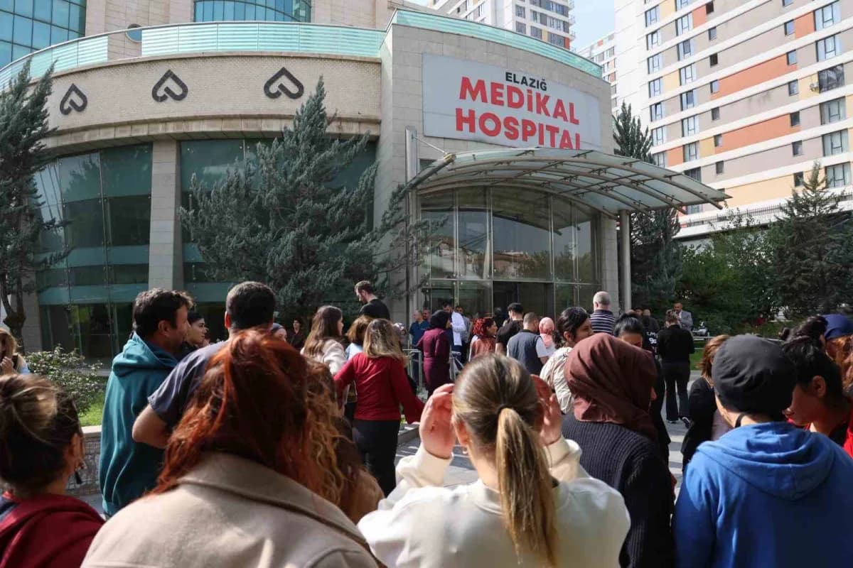Elazığ Özel Medikal Hospital önünde maaş alamayan sağlık çalışanlarının protesto gösterisi
