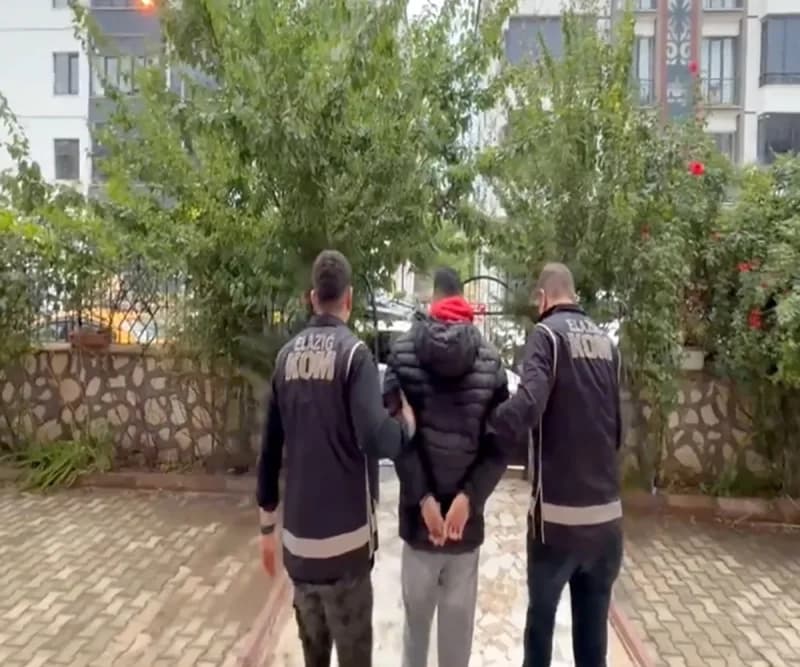 Elazığ’da silahlı saldırı sonrası polis ekipleri tarafından gözaltına alınan şüpheliler
