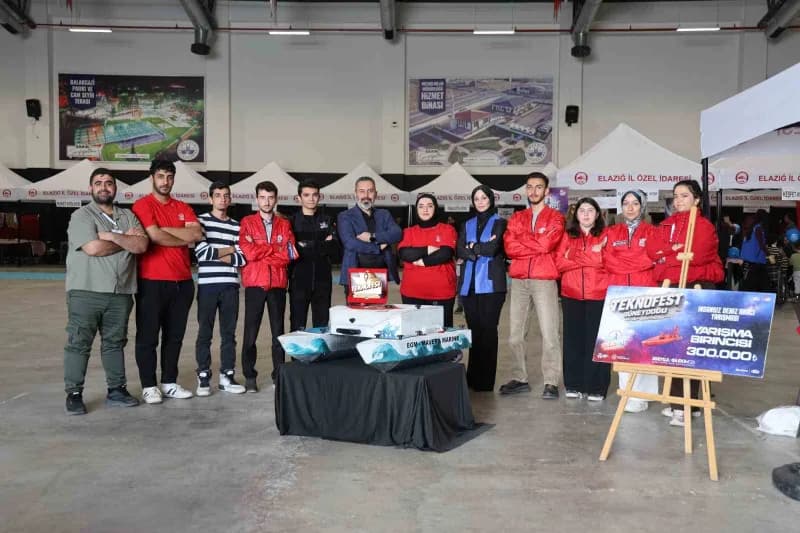 Elazığ Gençlik Merkezi'nin geliştirdiği tam otonom insansız deniz aracı projesi TEKNOFEST yarışmasında Türkiye şampiyonu