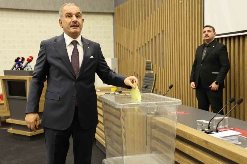 Delegelerinin belirlendiği seçimler neticesinde yeniden Elazığ TSO Yönetim Kurulu Başkanlığına seçilerek güven tazeleyen