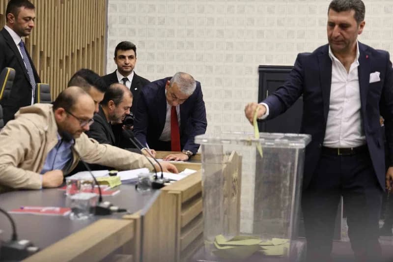 Delegelerinin belirlendiği seçimler neticesinde yeniden Elazığ TSO Yönetim Kurulu Başkanlığına seçilerek güven tazeleyen