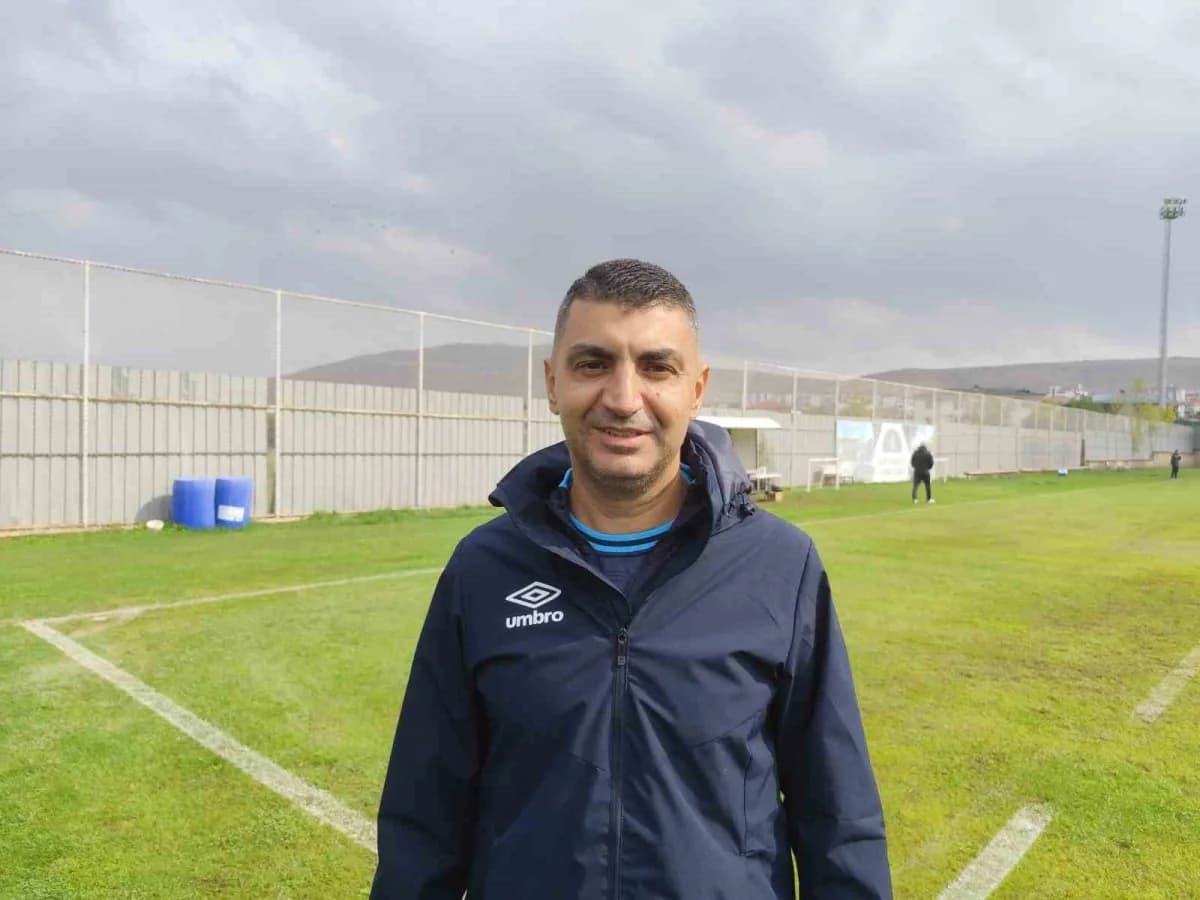 Elazığspor Teknik Direktörü Serdar Bozkurt antrenman sırasında açıklama yapıyor