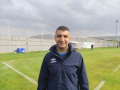 Elazığspor Teknik Direktörü Serdar Bozkurt antrenman sırasında açıklama yapıyor