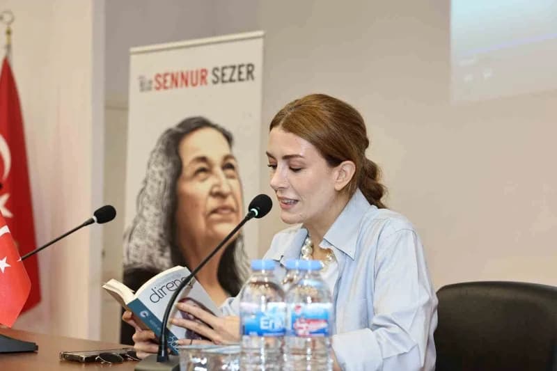 Elit Andaç Çam Nilüfer’de gençler ve işçilerle Sennur Sezer şiirlerini seslendirirken