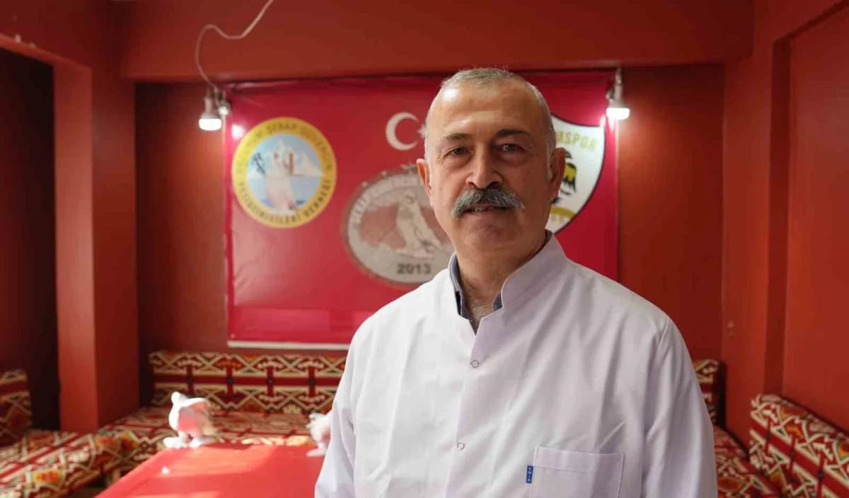 Yaklaşık 40 güvercini bulunan emekli kıdemli başçavuş Ahmet Özkalıpçı, kuşları için 3+1 sobalı bir ev kiralarken aylık 3