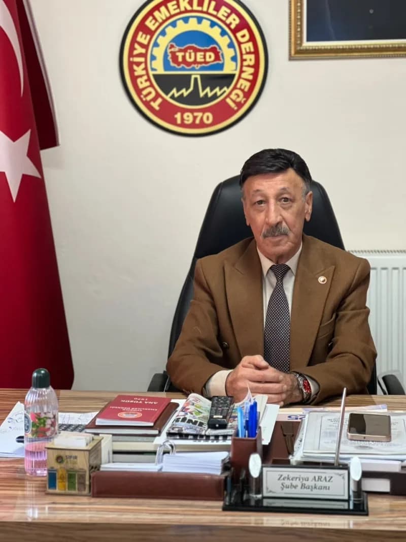TÜED Erzurum Şube Başkanı Zekeriya Araz basın açıklaması yaparken