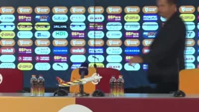 Emre Belözoğlu basın toplantısında Kasımpaşa-Galatasaray maçını değerlendiriyor
