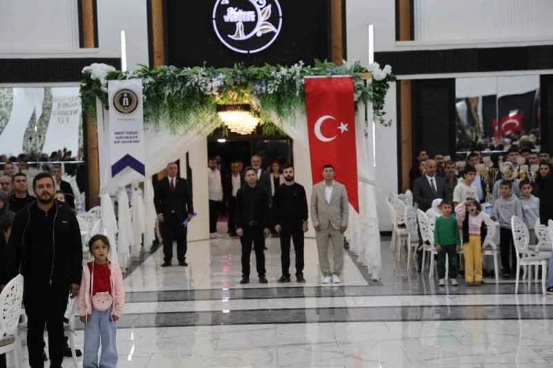 Diyarbakır'da Şehit Aileleri ve gaziler için dayanışma ve onur yemeği verildi.