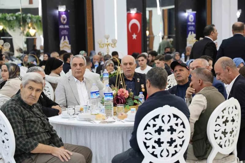Diyarbakır'da Şehit Aileleri ve gaziler için dayanışma ve onur yemeği verildi.
