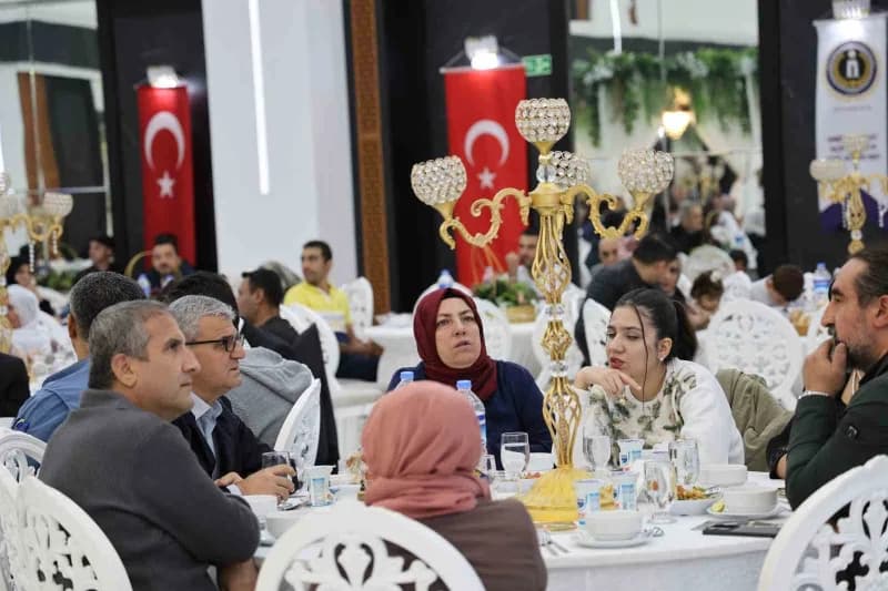 Diyarbakır'da Şehit Aileleri ve gaziler için dayanışma ve onur yemeği verildi.