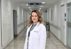 Emziren anne bebeğine süt verirken sağlık uzmanı tarafından destekleniyor