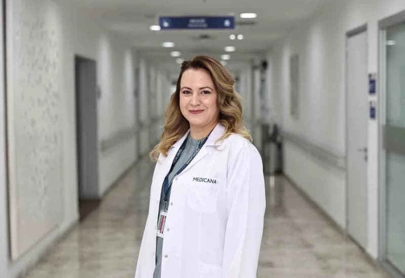 Emziren anne bebeğine süt verirken sağlık uzmanı tarafından destekleniyor