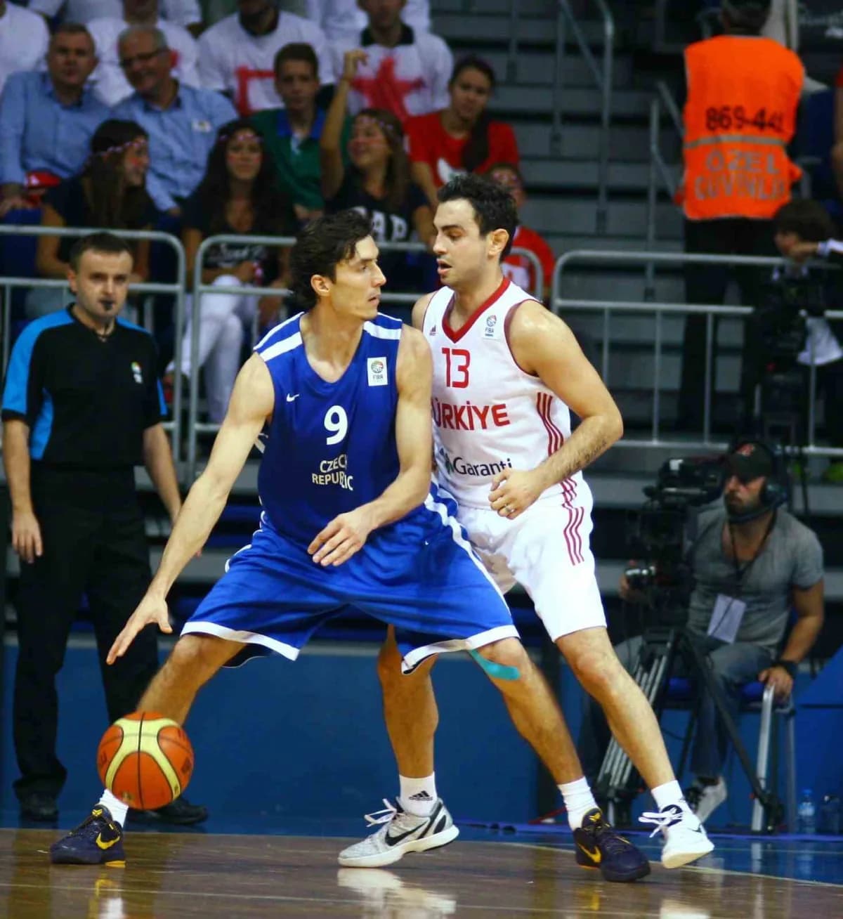 2010 Dünya Basketbol Şampiyonası'nda gümüş madalya kazanan a Milli Erkek Basketbol Takımı'nın kadrosunda yer alan ve bug