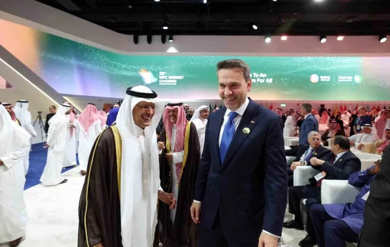 Enerji ve Tabii Kaynaklar Bakanı Alparslan Bayraktar, Suudi Arabistan'da gerçekleştirilen "Enerjinin Geleceği" temalı Dü
