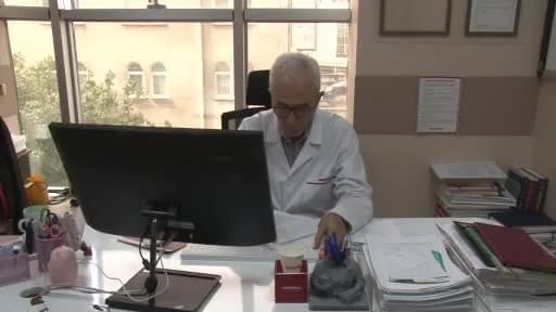 Enerji içeceği kutuları ve kafein uyarısı ile sağlık temalı görsel