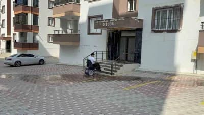 Osmaniye Kadirli’de yaşayan engelli Furkan Ulusoy deprem anında asansör kullanmak zorunda kaldığını anlatıyor