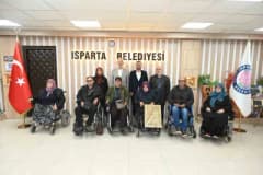 Isparta Belediye Başkanı Şükrü Başdeğirmen engelli dernek üyeleri ile görüşüyor