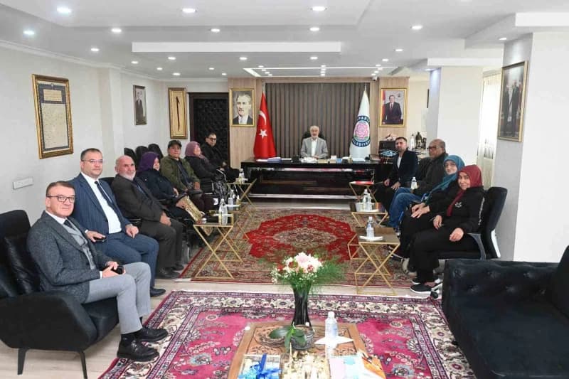 Isparta Yürüme Engelliler Yaşam Derneği Başkanı Erşan Kaplan ve beraberindeki dernek üyeleri, Isparta Belediye Başkanı Ş