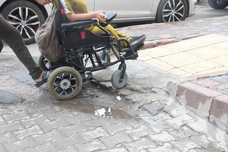 Şırnak'ın Cizre ilçesinde yaşayan engelli vatandaşlar, şehir merkezinde temel ihtiyaçlarını karşılamakta büyük zorluklar