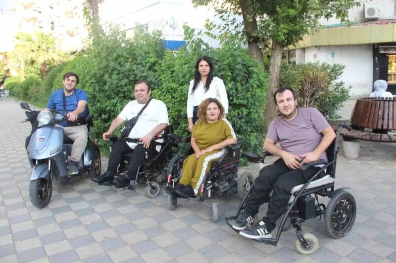 Şırnak'ın Cizre ilçesinde yaşayan engelli vatandaşlar, şehir merkezinde temel ihtiyaçlarını karşılamakta büyük zorluklar