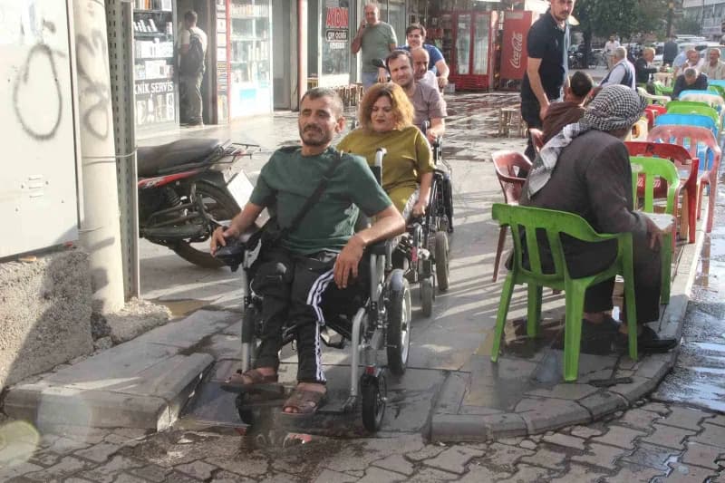 Şırnak'ın Cizre ilçesinde yaşayan engelli vatandaşlar, şehir merkezinde temel ihtiyaçlarını karşılamakta büyük zorluklar