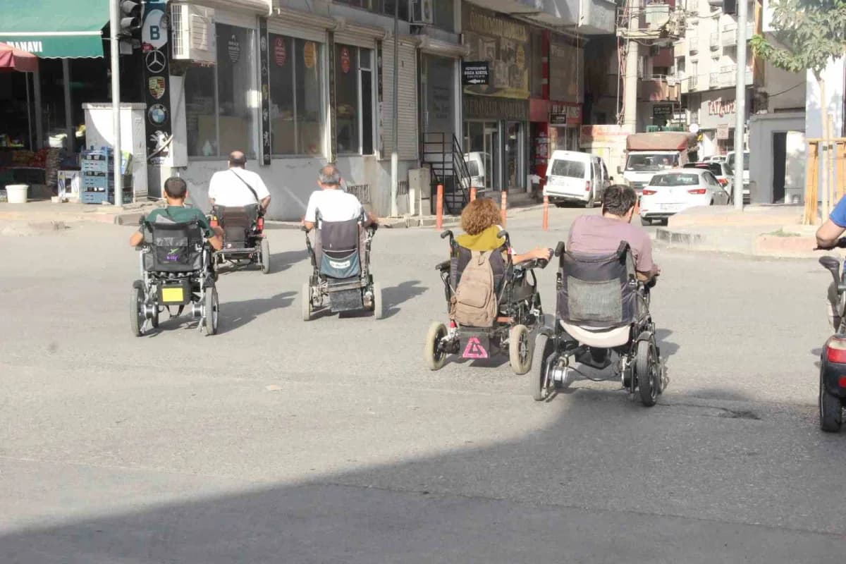 Şırnak'ın Cizre ilçesinde yaşayan engelli vatandaşlar, şehir merkezinde temel ihtiyaçlarını karşılamakta büyük zorluklar