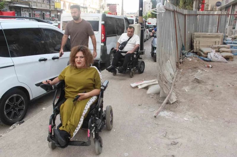 Şırnak'ın Cizre ilçesinde yaşayan engelli vatandaşlar, şehir merkezinde temel ihtiyaçlarını karşılamakta büyük zorluklar
