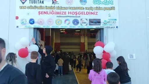 Erciş Bilim Şenliği’nde öğrenciler ve öğretmenler uygulamalı bilim atölyelerinde çalışıyor
