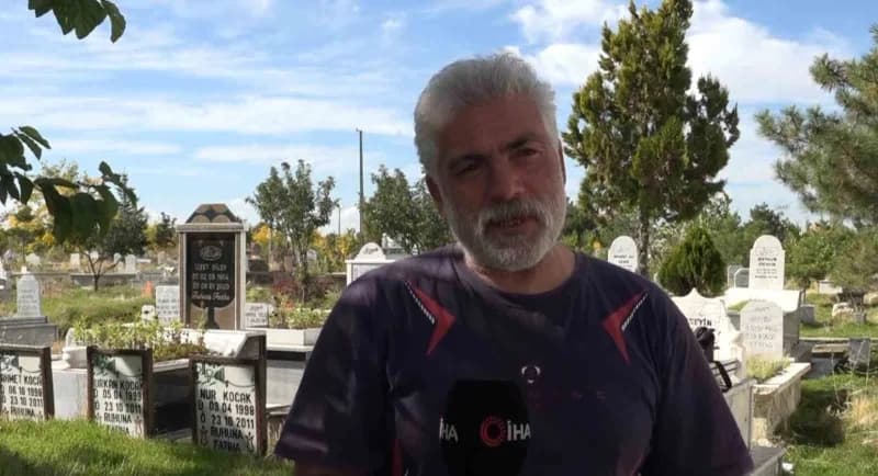 Birçok yakınını kaybeden Murat Koçak da, "2011 depreminin seneyi devresindeyiz. Allah'ım bu acıları