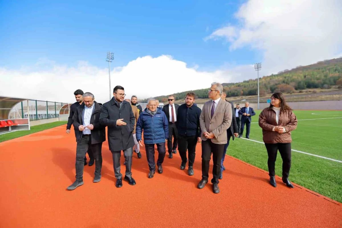 Kayseri Büyükşehir Belediye Başkanı Dr. Memduh Büyükkılıç, Erciyes Yüksek İrtifa Kamp Merkezi’nde ya