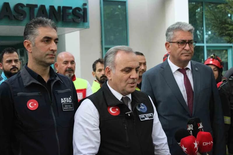 ERÜ Rektörü Prof. Dr. Fatih Altun (Ortada) ve AFAD İl Müdürü Rifat Genç (Solda) açıklama yaptı.
