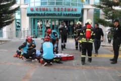 Erciyes Üniversitesi kampusunda deprem ve yangın tatbikatı sırasında tahliye ve müdahale çalışmaları
